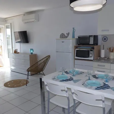 Apartment Coquet T2 Climatise, Veranda Vue Mer, Le Caounil, St Pierre La *